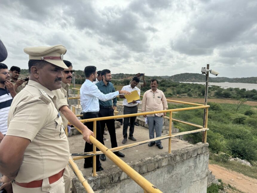 ನೆರೆಹಾವಳಿ ನಡುಗಡ್ಡೆ ಪ್ರದೇಶಕ್ಕೆ ಜಿಲ್ಲಾಧಿಕಾರಿ ಭೇಟಿ: ನಡುಗಡ್ಡೆ ಜನರ ಓಡಾಟಕ್ಕೆ ಪೂಟ್ ಬ್ರೀಜ್ ವ್ಯವಸ್ಥೆಗೆ ಯತ್ನ-ಡಿಸಿ ನಿತೀಶ