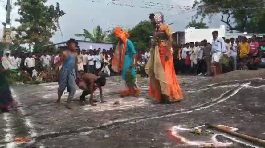 ಹಿರೇಉಪ್ಪೇರಿ:ಮೊಹರಂ ದಲಿ ಮನ ರಂಜಿಸಿದ ಮೋಡಿಕಾರರ ಆಟ