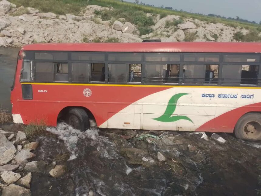 ಚಾಲಕನ ನಿಯಂತ್ರಣ ತಪ್ಪಿ ಹಳ್ಳಕ್ಕೆ ಇಳಿದ ಸಾರಿಗೆ ಬಸ್