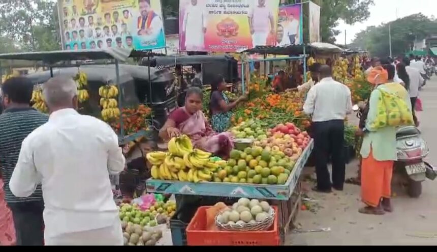 ದೀಪಾವಳಿ ಹಬ್ಬಕ್ಕೆ ಹೂ ಹಣ್ಣು ಸಾಮಾಗ್ರಿಗಳ ಖರೀದಿ ಬಲು ಜೋರು