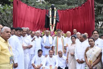 ವೀರಸೌಧದಲ್ಲಿ ಗಾಂಧೀ ಪ್ರತಿಮೆ ಅನಾವರಣಗೊಳಿಸಿದ ಮುಖ್ಯಮಂತ್ರಿ ಸಿದ್ಧರಾಮಯ್ಯ