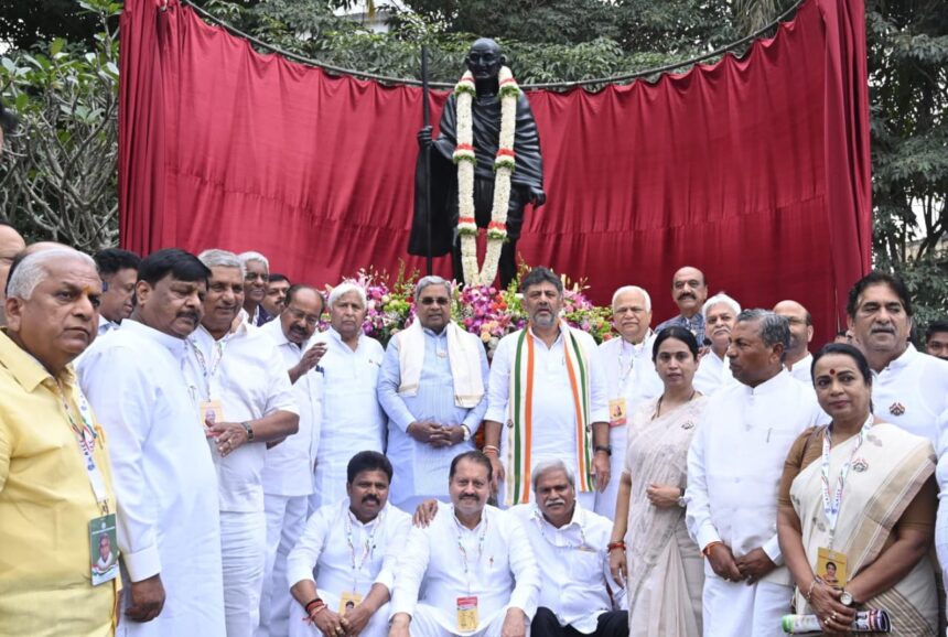 ವೀರಸೌಧದಲ್ಲಿ ಗಾಂಧೀ ಪ್ರತಿಮೆ ಅನಾವರಣಗೊಳಿಸಿದ ಮುಖ್ಯಮಂತ್ರಿ ಸಿದ್ಧರಾಮಯ್ಯ