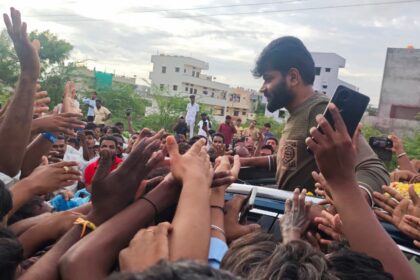 ನಟ ವಿನೋದ್ ಪ್ರಭಾಕರ್ ಪಟ್ಟಣಕ್ಕೆ ಭೇಟಿ ನೋಡಲು ಮುಗಿಬಿದ್ದ ಅಭಿಮಾನಿಗಳು