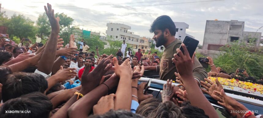 ನಟ ವಿನೋದ್ ಪ್ರಭಾಕರ್ ಪಟ್ಟಣಕ್ಕೆ ಭೇಟಿ ನೋಡಲು ಮುಗಿಬಿದ್ದ ಅಭಿಮಾನಿಗಳು