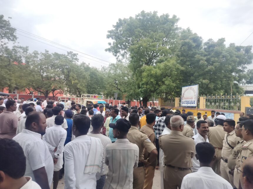ಚಾಲಕ,ನಿರ್ವಾಹಕ-ಯುವಕನ ನಡುವೆ ವಾಗ್ವಾದ,ಶವವಿಟ್ಟು ಪ್ರತಿಭಟನೆ