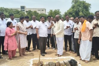 ೩ಕೋಟಿ ವೆಚ್ಚದ ವಸತಿ ನಿಲಯದ ಭೂಮಿಪೂಜೆ ::ಜಿಲ್ಲಾಸ್ಪತ್ರೆ ದೊರೆಯುವವರೆಗೂ ಹೋರಾಟ ಮಾಡಲಾಗುವುದು-ವಜ್ಜಲ್