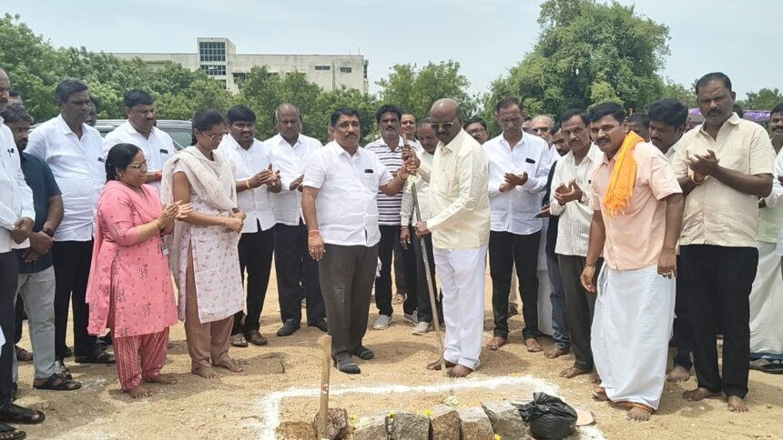೩ಕೋಟಿ ವೆಚ್ಚದ ವಸತಿ ನಿಲಯದ ಭೂಮಿಪೂಜೆ ::ಜಿಲ್ಲಾಸ್ಪತ್ರೆ ದೊರೆಯುವವರೆಗೂ ಹೋರಾಟ ಮಾಡಲಾಗುವುದು-ವಜ್ಜಲ್