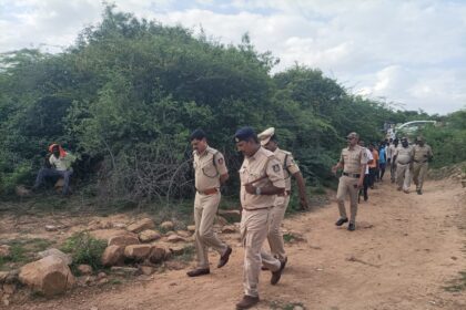 ವ್ಯಕ್ತಿಯನ್ನು ಕೊಚ್ಚಿ ಕೊಲೆ ,ಸ್ಥಳಕ್ಕೆ ಪೊಲೀಸ್ ಅಧಿಕಾರಿಗಳು ಹಾಗೂ ಶ್ವಾನದಳ ತಂಡ ಭೇಟಿ, ಪರಿಶೀಲನೆ