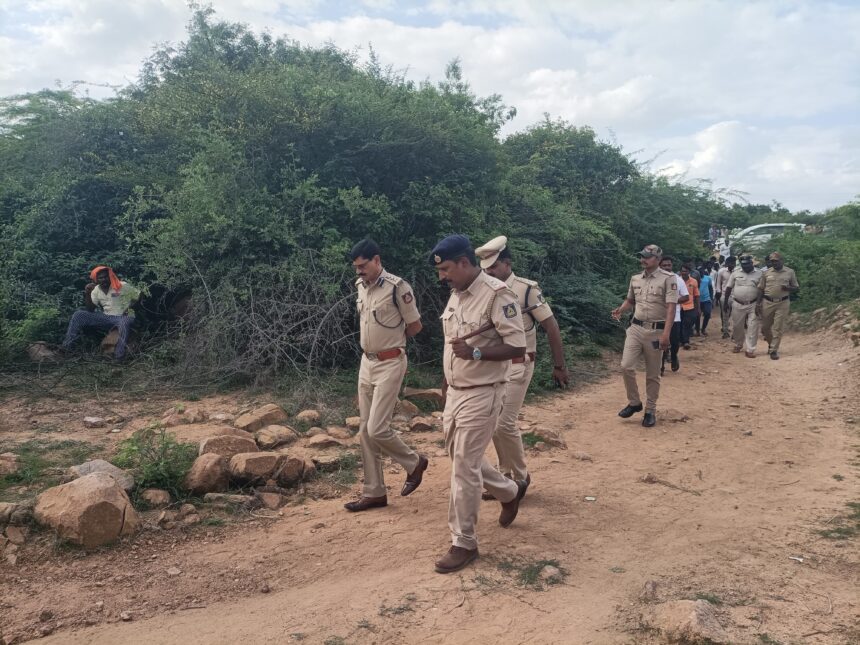 ವ್ಯಕ್ತಿಯನ್ನು ಕೊಚ್ಚಿ ಕೊಲೆ ,ಸ್ಥಳಕ್ಕೆ ಪೊಲೀಸ್ ಅಧಿಕಾರಿಗಳು ಹಾಗೂ ಶ್ವಾನದಳ ತಂಡ ಭೇಟಿ, ಪರಿಶೀಲನೆ