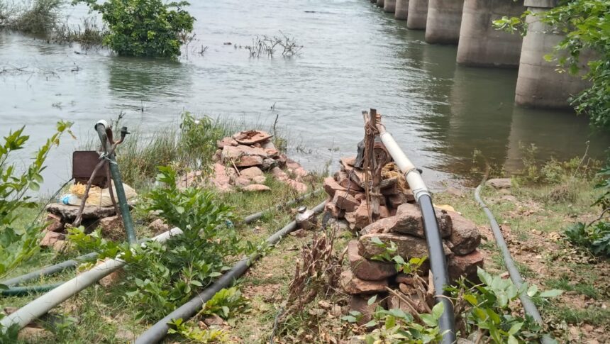 ಕೃಷ್ಣಾನದಿತೀರದ ಗ್ರಾಮಸ್ಥರಿಗೆ ಮಾಹಿತಿ ನೀಡದ ತಾಲೂಕಾಡಳಿತ, ೫೦-೬೦ಪಂಪಸೆಟ್ ನೀರಿನಲ್ಲಿ ಮುಳುಗಡೆ, ರೈತರ ಆರೋಪ