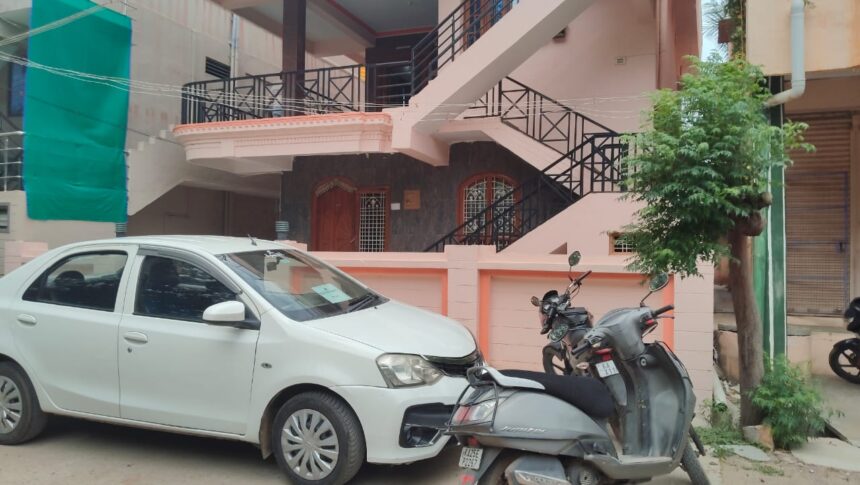 ಲೋಕೋಪಯೋಗಿ ಇಲಾಖೆ ಎಇಇ ಪ್ರಕಾಶ ಆಫಿಸಿಗೆ ಬರುವುದಿಲ್ಲವೆಂದು ಶಪಥ ಮಾಡಿದ್ದಾನೆಯೆ? ಮನೆಯಲ್ಲಿಯೆ ಎಲ್ಲಾ ಕಾರಬಾರ್,!! ಮನೆಗೆ ಎಡತಾಕುತ್ತಿರುವ ಸಾರ್ವಜನಿಕರು, ಜೆಇಗಳು!