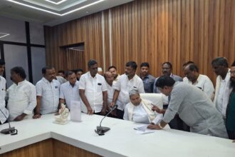ಬಯ್ಯಾಪುರ  ಬಣ ಭೇಟಿ: ಲಿಂಗಸುಗೂರನಿಂದ ಸ್ಥಳಾಂತರಗೊಂಡಜಿಲ್ಲಾಸ್ಪತ್ರೆಯನ್ನು ಮರಳಿ ನೀಡಲು ಸಿ.ಎಂ ಭರವಸೆ