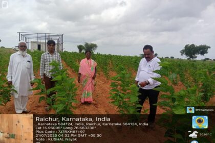 ಜಿಲ್ಲಾರೇಷ್ಮೆ ಕೃಷಿ ಅಧಿಕಾರಿ ಗ್ರಾಮೀಣಪ್ರದೇಶಗಳಿಗೆ ಭೇಟಿನೀಡಿ ರೈತರಿಗೆ ಪ್ರೋತ್ಸಾಹಿಸುತ್ತಿರುವ ರಾಜೇಂದ್ರಕುಮಾರ