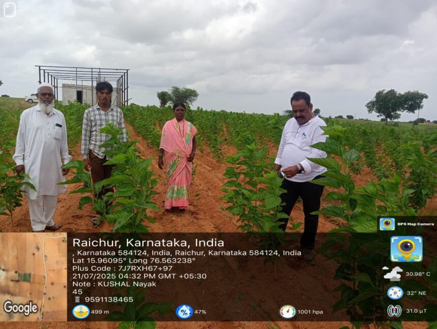 ಜಿಲ್ಲಾರೇಷ್ಮೆ ಕೃಷಿ ಅಧಿಕಾರಿ ಗ್ರಾಮೀಣಪ್ರದೇಶಗಳಿಗೆ ಭೇಟಿನೀಡಿ ರೈತರಿಗೆ ಪ್ರೋತ್ಸಾಹಿಸುತ್ತಿರುವ ರಾಜೇಂದ್ರಕುಮಾರ