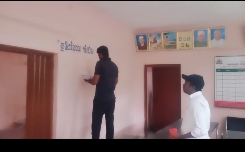 ಲಿಂಗಸಗೂರು: ಶಿಕ್ಷಕರಿಂದಲೆ ಶಾಲಾವಧಿಯಲ್ಲಿ ನಾಮಫಲಕ ಬರೆಯುವ ಕೆಲಸ, ಅಲ್ಪಸಂಖ್ಯಾತ ಇಲಾಖೆಯ ವಸತಿ ನಿಲಯಗಳಲ್ಲಿ ಘಟನೆ,ಆಕ್ರೋಶ!!?