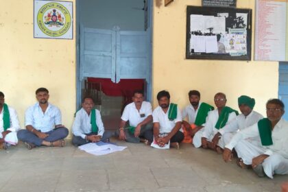 ಪಹಣಿ ತಿದ್ದುಪಡಿ ವಿಳಂಬ,ಸಹಾಯಕ ಆಯುಕ್ತರ ಕಛೇರಿ ಮುಂದೆ ರೈತರ ಧರಣಿ