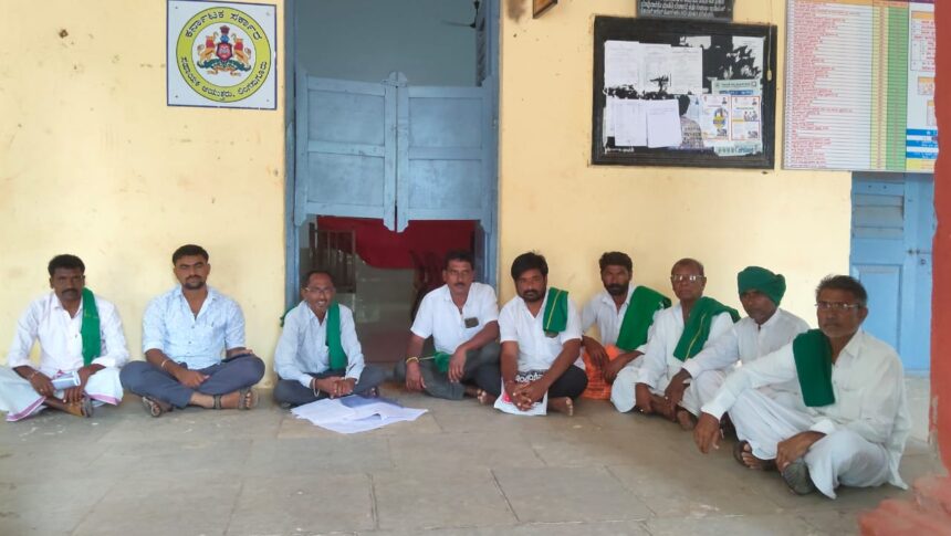 ಪಹಣಿ ತಿದ್ದುಪಡಿ ವಿಳಂಬ,ಸಹಾಯಕ ಆಯುಕ್ತರ ಕಛೇರಿ ಮುಂದೆ ರೈತರ ಧರಣಿ