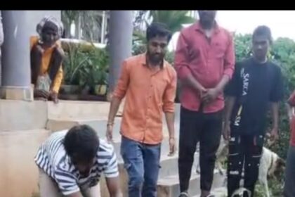 ಮನೆಗೆ ಬಂದ ನಾಗರಹಾವು ಕಾಯಿ ಒಡೆದು ಪೂಜೆ ಸಲ್ಲಿಸಿದ ಜನ