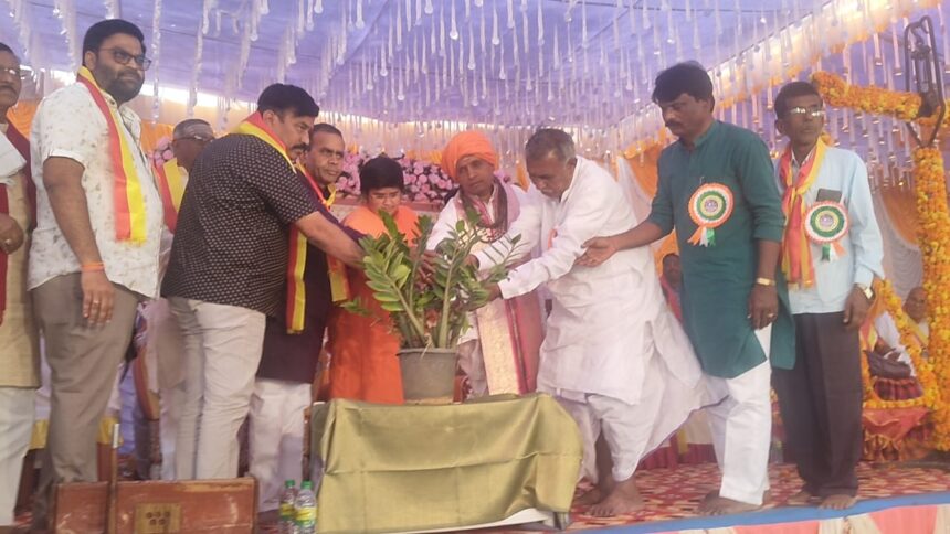 ನಾಗರಾಳ:ನಾಟಕ ಬರಹಗಾರರ ಪದಗ್ರಹಣ ಕಾರ್ಯಕ್ರಮ,ನಾಟಕದಿಂದ ಸಮಾಜ ಸುಧಾರಣೆ ಸಾಧ್ಯ, ಬರಹಗಾರರು ದುಶ್ಚಟಕ್ಕೆ ಬಲಿಯಾಗದೆ ಆರೋಗ್ಯವನ್ನು ಕಾಪಾಡಿಕೊಂಡು ನಾಡಿಗೆ ಉತ್ತಮಸೇವೇ ನೀಡಬೇಕು-ಕಲ್ಲಯ್ಯಜ್ಜ