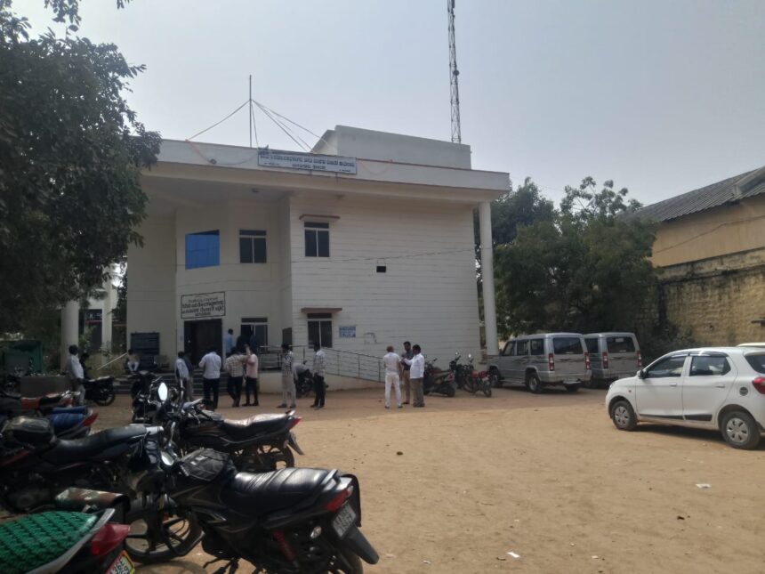 ಬ್ರೇಕಿಂಗ್ ನ್ಯೂಜ್::  ಸಬ್ ರಜೀಸ್ಡರ ಕಛೇರಿವೆ ಲೋಕಾಯುಕ್ತರ ಭೇಟಿ ತಪಾಸಣೆ