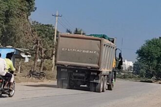 ಲಿಂಗಸ್ಗೂರು ತಾಲೂಕಿನಲ್ಲಿ; ನಿಲ್ಲದ ಅಕ್ರಮ ಮರಳು ದಂಧೆ  ನಿತ್ಯ ಲಾರಿಗಳ ಮೂಲಕ ಅಕ್ರಮ ಮರಳು ಸಾಗಟ ಅಧಿಕಾರಿಗಳು ಮೌನ