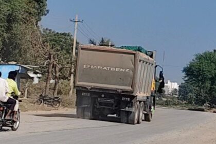 ಲಿಂಗಸ್ಗೂರು ತಾಲೂಕಿನಲ್ಲಿ; ನಿಲ್ಲದ ಅಕ್ರಮ ಮರಳು ದಂಧೆ  ನಿತ್ಯ ಲಾರಿಗಳ ಮೂಲಕ ಅಕ್ರಮ ಮರಳು ಸಾಗಟ ಅಧಿಕಾರಿಗಳು ಮೌನ