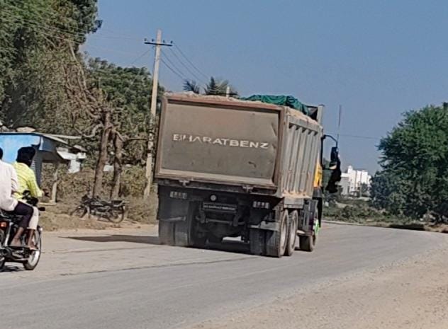 ಲಿಂಗಸ್ಗೂರು ತಾಲೂಕಿನಲ್ಲಿ; ನಿಲ್ಲದ ಅಕ್ರಮ ಮರಳು ದಂಧೆ  ನಿತ್ಯ ಲಾರಿಗಳ ಮೂಲಕ ಅಕ್ರಮ ಮರಳು ಸಾಗಟ ಅಧಿಕಾರಿಗಳು ಮೌನ