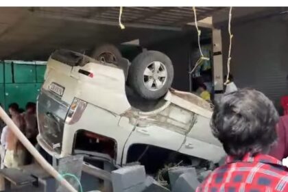 ಲಿಂಗಸಗೂರು:ಹೋಟೆಲ್ ಗೆ ನುಗ್ಗಿದ ಕಾರು,ಪ್ರಾಣಾಪಾಯದಿಂದ ಪಾರು