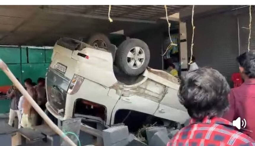 ಲಿಂಗಸಗೂರು:ಹೋಟೆಲ್ ಗೆ ನುಗ್ಗಿದ ಕಾರು,ಪ್ರಾಣಾಪಾಯದಿಂದ ಪಾರು ಲಿಂಗಸಗೂರು:ಹೋಟೆಲ್ ಗೆ ನುಗ್ಗಿದ ಕಾರು,ಪ್ರಾಣಾಪಾಯದಿಂದ ಪಾರು