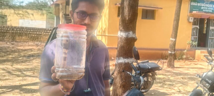 ಹಾವು ಕಂಡರೆ ಹಿಡಿಯುವ ಶಿವನಗೌಡ ೩೦೦ಕ್ಕೂ ಹೆಚ್ಚುಹಾವು ರಕ್ಷಣೆ