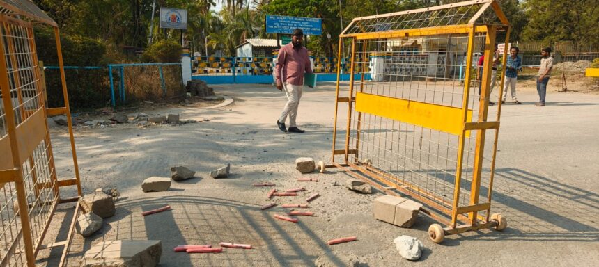 ಹಟ್ಟಿ:ರಸ್ತೆಯಲ್ಲಿ ಬಿದ್ದಿರುವ ಶಂಕಿತ ಸ್ಪೋಟಕ ವಸ್ತು , ಪೊಲೀಸ್ ತನಿಖೆ ಚುರುಕು ಹಟ್ಟಿ:ರಸ್ತೆಯಲ್ಲಿ ಬಿದ್ದಿರುವ ಶಂಕಿತ ಸ್ಪೋಟಕ ವಸ್ತು , ಪೊಲೀಸ್ ತನಿಖೆ ಚುರುಕು