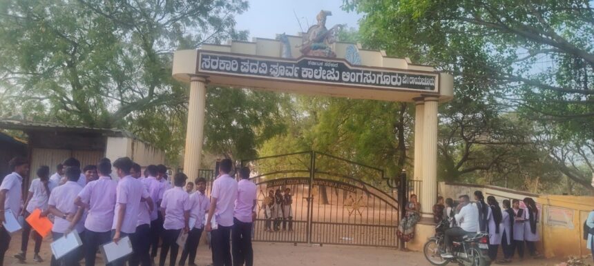 ಲಿಂಗಸುಗೂರು ತಾಲೂಕಿನಲ್ಲಿ ದ್ವಿತೀಯ ಪಿಯುಸಿ ಪರೀಕ್ಷೆ ಶಾಂತಿಯುತವಾಗಿ ಆರಂಭ ಲಿಂಗಸುಗೂರು ತಾಲೂಕಿನಲ್ಲಿ ದ್ವಿತೀಯ ಪಿಯುಸಿ ಪರೀಕ್ಷೆ ಶಾಂತಿಯುತವಾಗಿ ಆರಂಭ