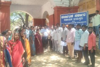 ಸರ್ಜಾಪುರ: ಕುಡಿಯುವ ನೀರು ಕೇಳಲು ಹೋದವರಿಗೆ ಪ್ರಕರಣದಾಖಲಿಸಿದ ಪಿಡಿಓ, ರದ್ದುಪಡಿಸಿಲು ಗ್ರಾಮಸ್ಥರ ಮನವಿ