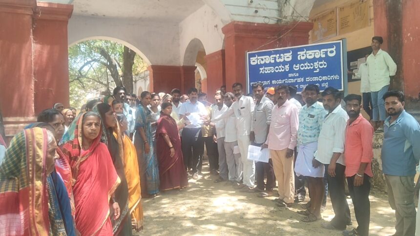 ಸರ್ಜಾಪುರ: ಕುಡಿಯುವ ನೀರು ಕೇಳಲು ಹೋದವರಿಗೆ ಪ್ರಕರಣದಾಖಲಿಸಿದ ಪಿಡಿಓ, ರದ್ದುಪಡಿಸಿಲು ಗ್ರಾಮಸ್ಥರ ಮನವಿ